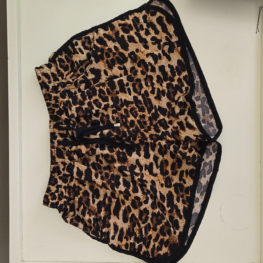 Leopard print shorts with pockets